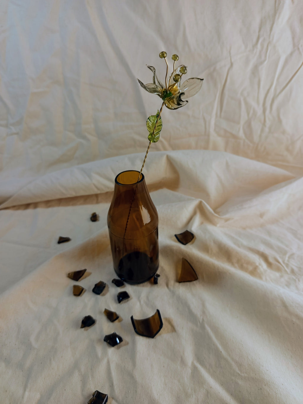 Fleur éternelle en verre recyclé sur tige laiton avec  son soliflore en bouteille de bière surcyclé