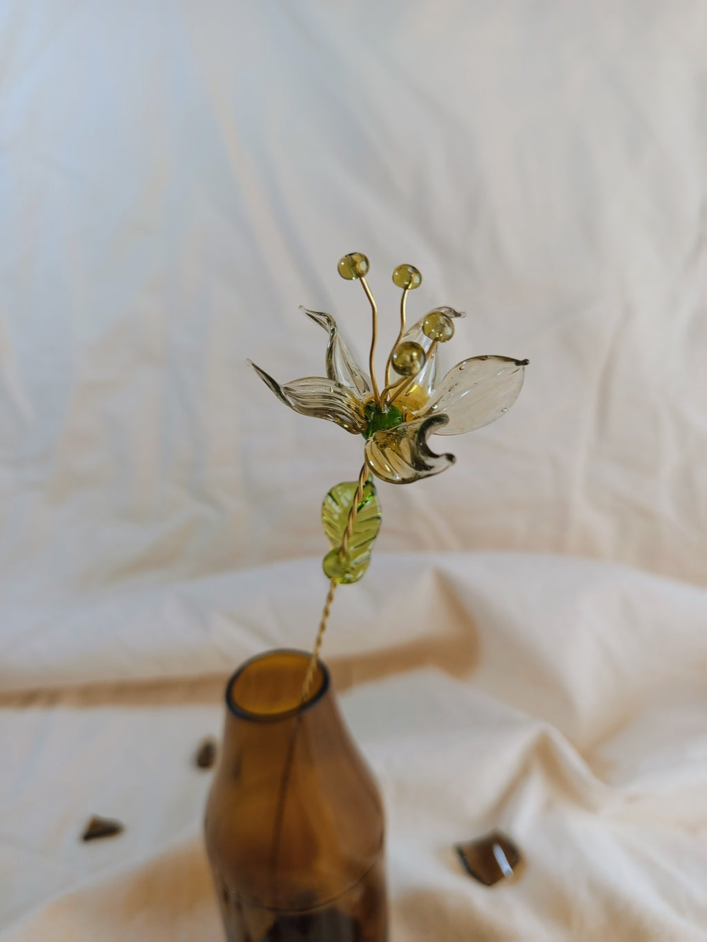 Fleur éternelle en verre recyclé sur tige laiton avec  son soliflore en bouteille de bière surcyclé