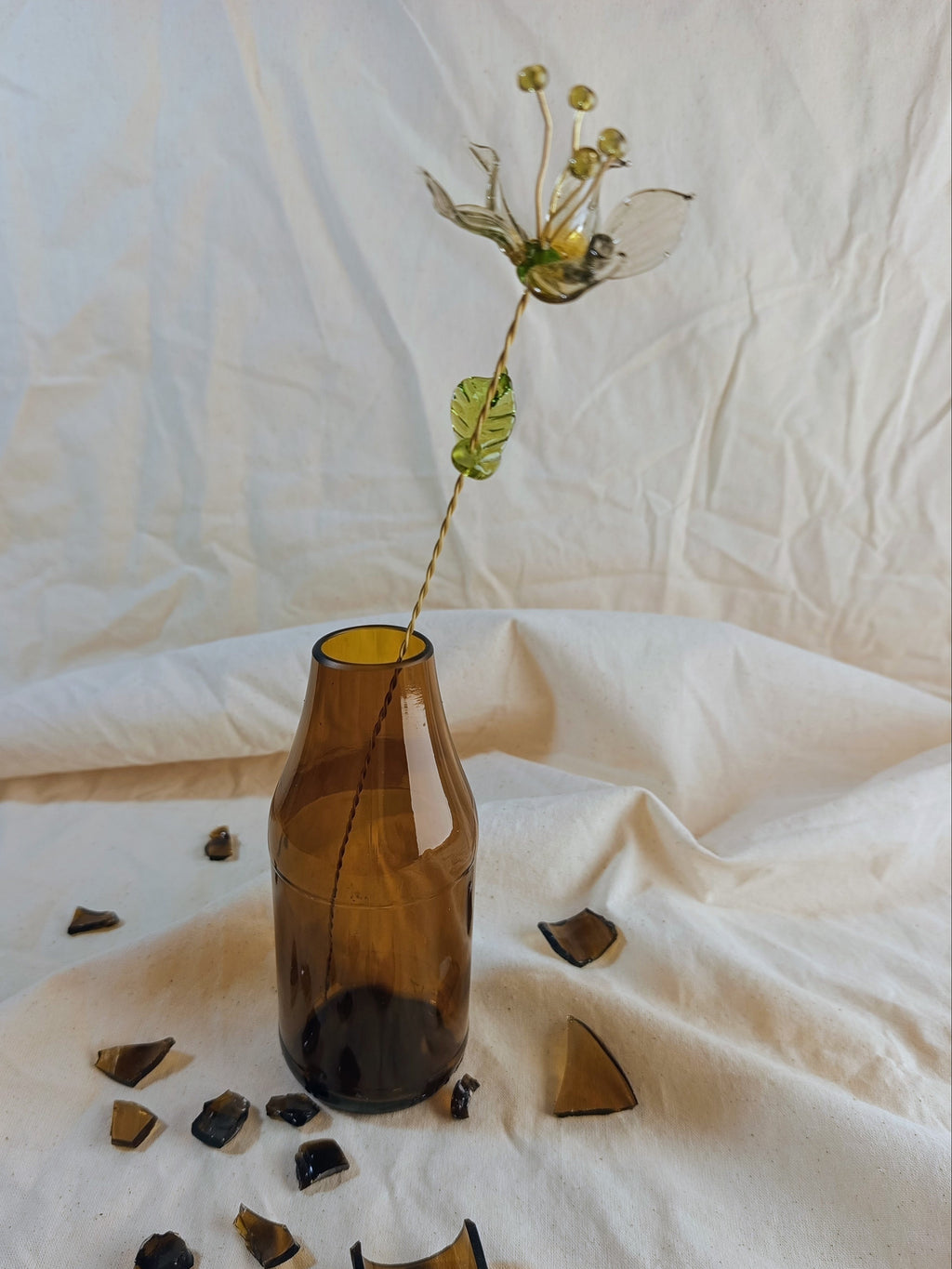 Fleur éternelle en verre recyclé sur tige laiton avec  son soliflore en bouteille de bière surcyclé