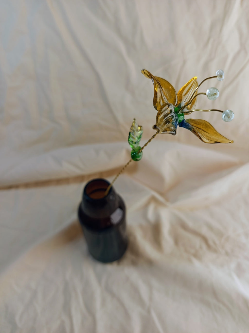 Fleur éternelle en verre recyclé jaune et bleu sur tige laiton et son soliflore en bouteille de bière surcyclée