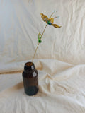 Fleur éternelle en verre recyclé jaune et bleu sur tige laiton et son soliflore en bouteille de bière surcyclée