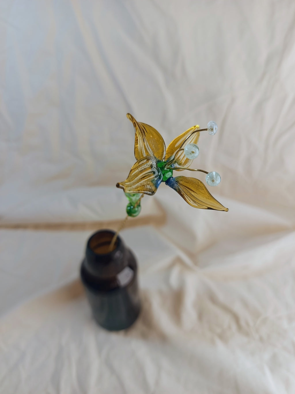 Fleur éternelle en verre recyclé jaune et bleu sur tige laiton et son soliflore en bouteille de bière surcyclée
