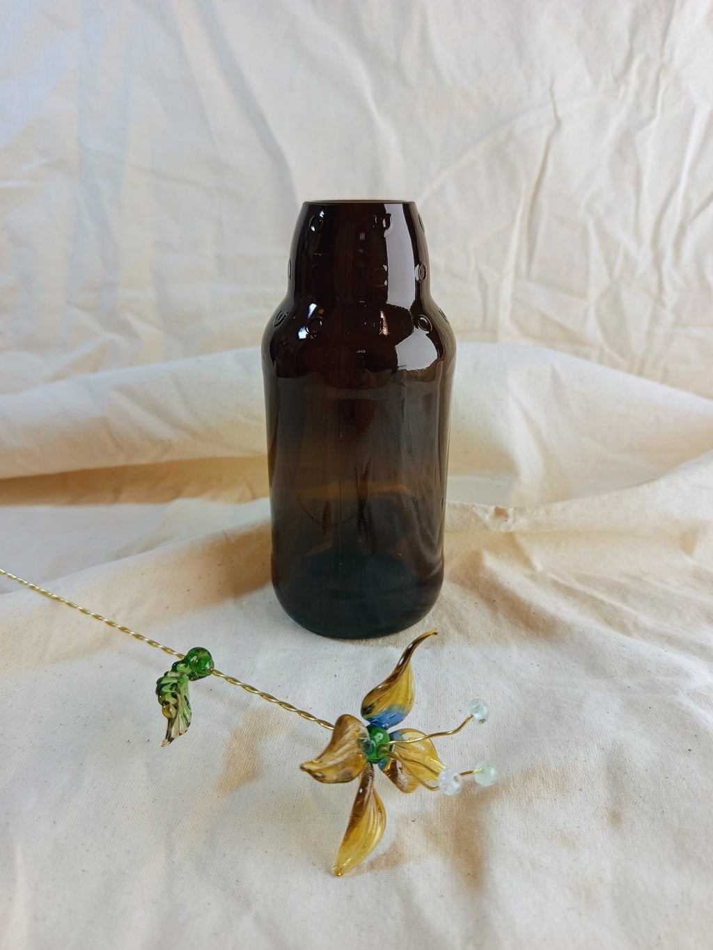Fleur éternelle en verre recyclé jaune et bleu sur tige laiton et son soliflore en bouteille de bière surcyclée