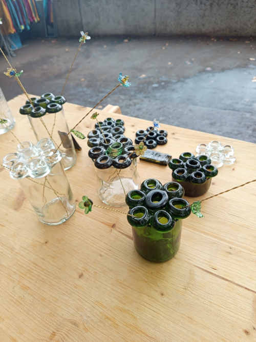 Pique-fleur artisanal en verre recyclé et son socle cul de bouteille – Organisez vos bouquets avec élégance