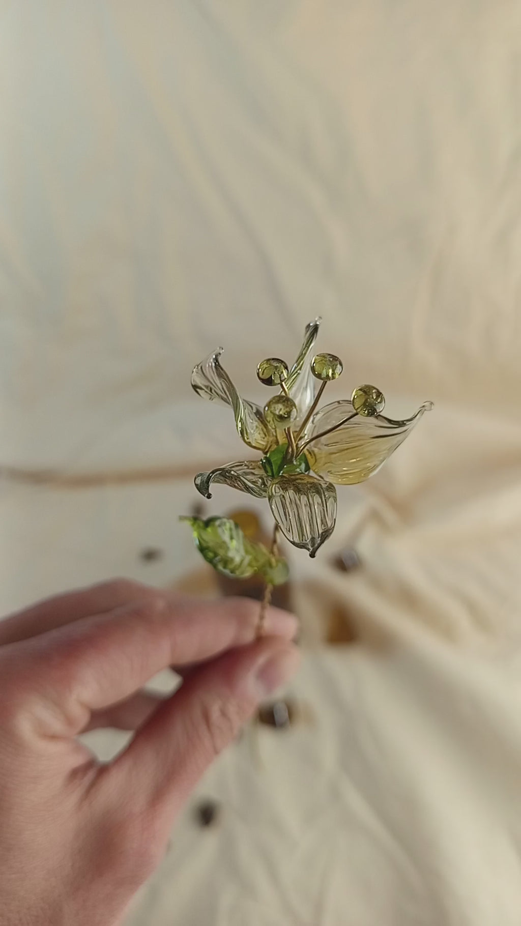 Fleur éternelle en verre recyclé sur tige laiton avec  son soliflore en bouteille de bière surcyclé